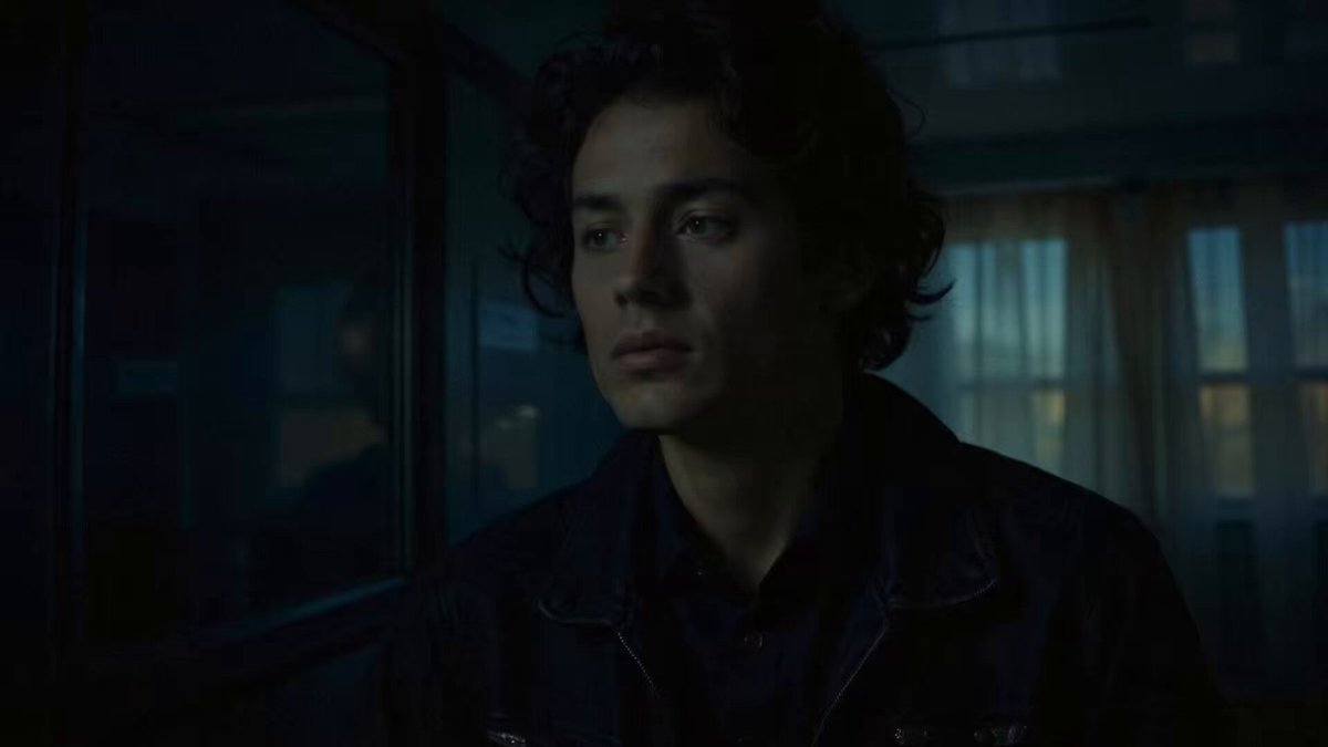 nano banana pro prompts: Homme dans un appartement